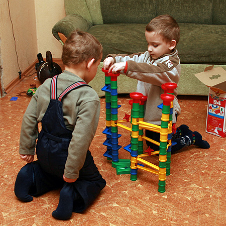 Антон и Денис играют с конструктором 