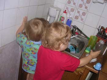 Дети моют посуду. Год и 8 месяцев