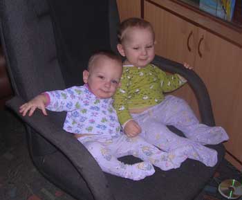 Оба ребенка катаются в кресле