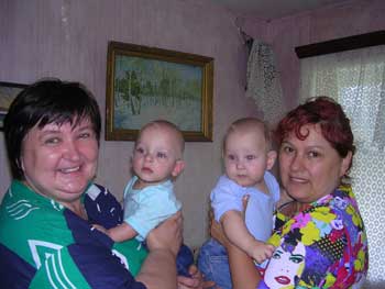 Малыши с бабушками