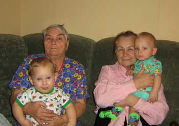 Малышата с прабабушками