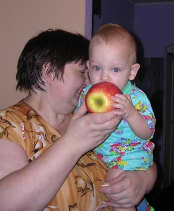 Антон с яблоком
