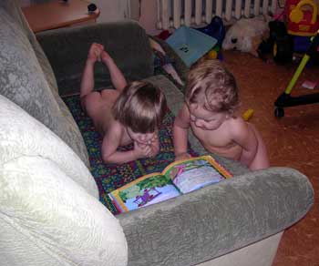 Антон и Денис читают вместе