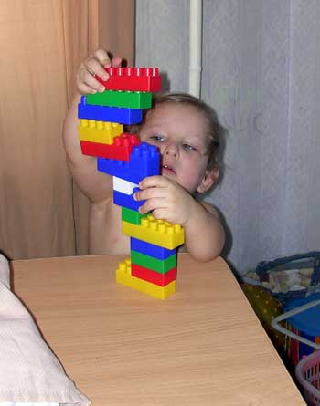 Диня строит башню из Лего