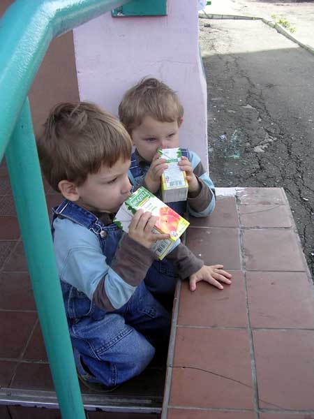 Дети пьют сок