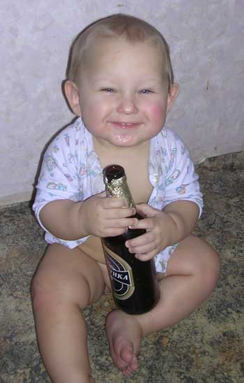 Денис с пивом (10,5 месяцев)