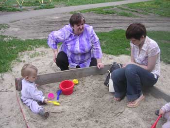 Антоха в песочнице с бабушкой и тетей