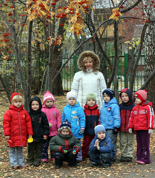 Дети на участке с Верой Владимировной. Почти 5 лет.