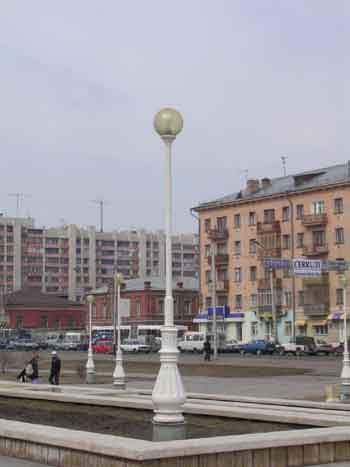 Ряд фонарей возле Пушкинки