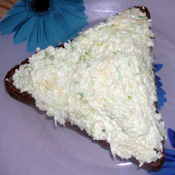 Бутерброд с салатом из редьки