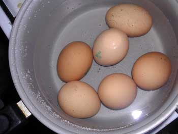 Яйца складываем в кастрюлю и заливаем водой