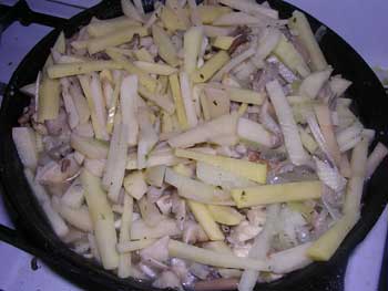 Грибы, картошку и лук - на сковородку