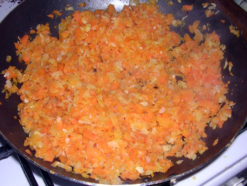 Обжариваем лук-морковь