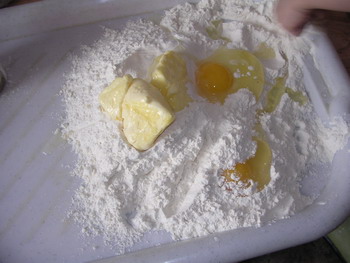 Мука, яйца, маргарин и сахар