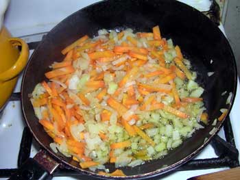 Обжариваем лук и морковку