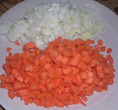 Нарезаем лук с морковкой